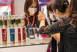 搶灘智能美容行業(yè)風口！輝鴻實業(yè)攜“美伊科技大獎”包裝產品-鎏金按摩儀亮相上海美容博覽會